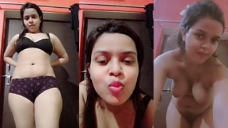 Desi Girl Bathing And Fingering Hard Pussy Videos