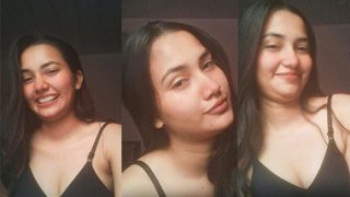 Cute Indian Girlfriend Showing Hot Pussy & Fucking